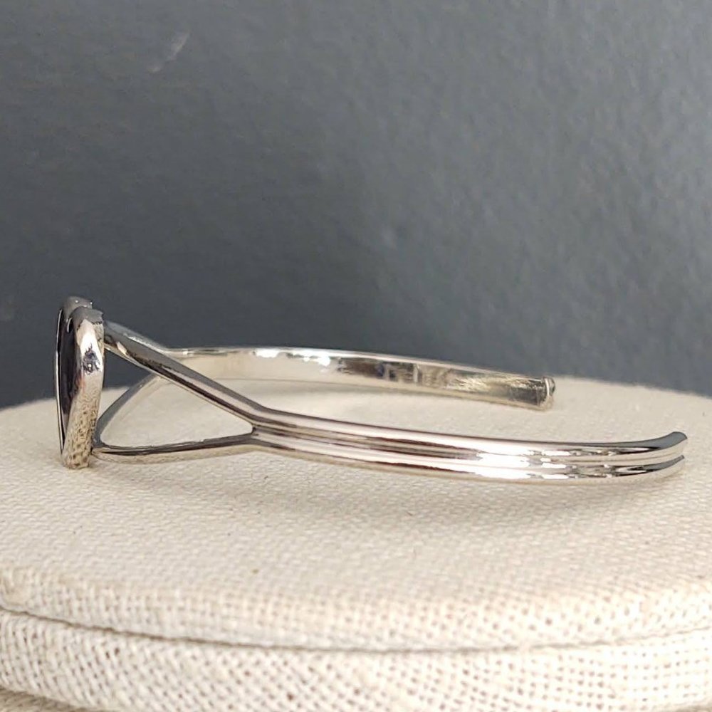 Silver abalone shell heart cuff bracelet - Picture 5 of 10